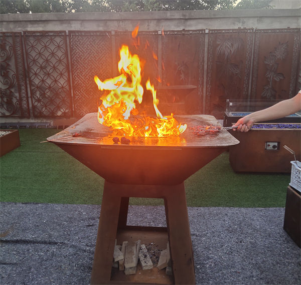 Puulämmitteinen patio Corten Steel BBQ Grill